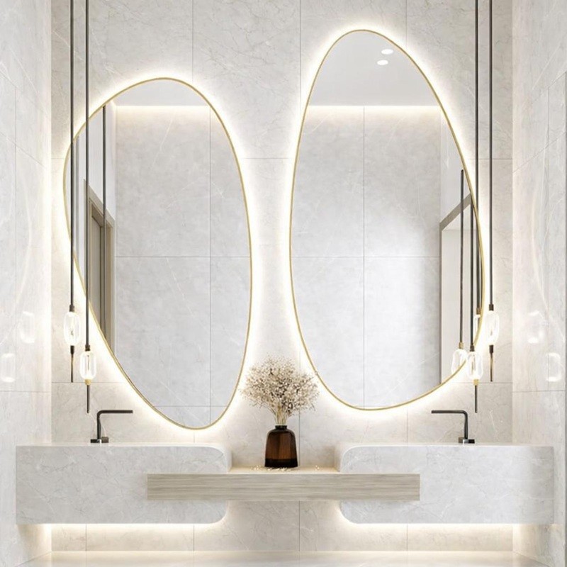 Asimetrično LED ogledalo z alu okvirjem v brushed gold barvi BigAlmond®