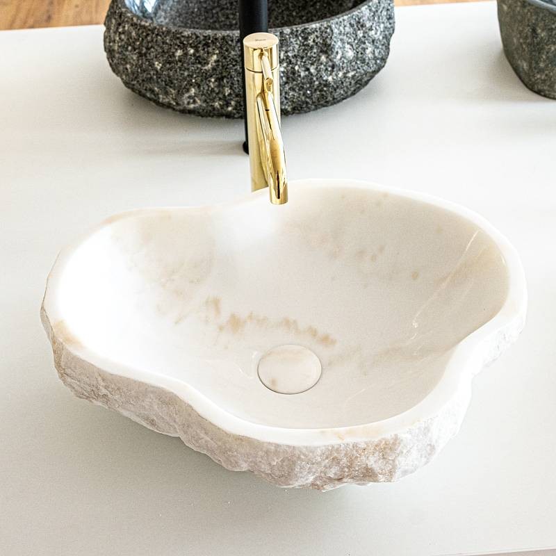 Kamniti umivalnik z kamenim čepom