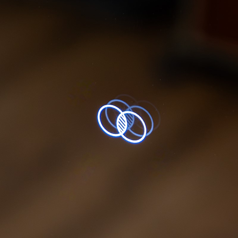 Asimetrično LED ogledalo z alu okvirjem v brushed gold barvi BigAlmond®
