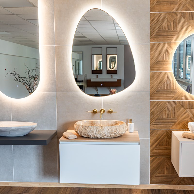 Asimetrično LED ogledalo z alu okvirjem v brushed gold barvi BigAlmond®