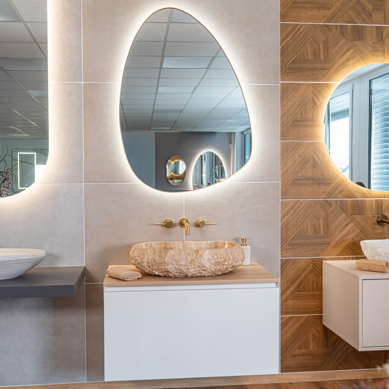 Asimetrično LED ogledalo z alu okvirjem v brushed gold barvi BigAlmond®