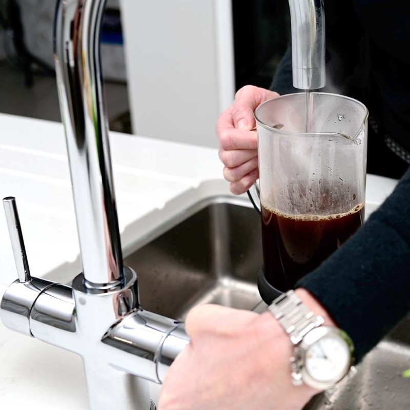 Kuhinjska armatura z vročo in filtrirano vodo iWater D (komplet z grelnikom in dvojnim filtrom)