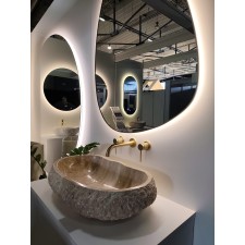 Asimetrično LED ogledalo z alu okvirjem v brushed gold barvi BigAlmond®