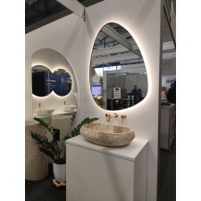 Asimetrično LED ogledalo z alu okvirjem v brushed gold barvi BigAlmond®