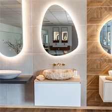 Asimetrično LED ogledalo z alu okvirjem v brushed gold barvi BigAlmond®