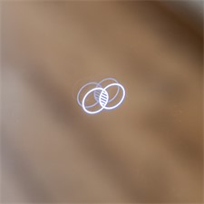 Asimetrično LED ogledalo z alu okvirjem v brushed gold barvi BigAlmond®
