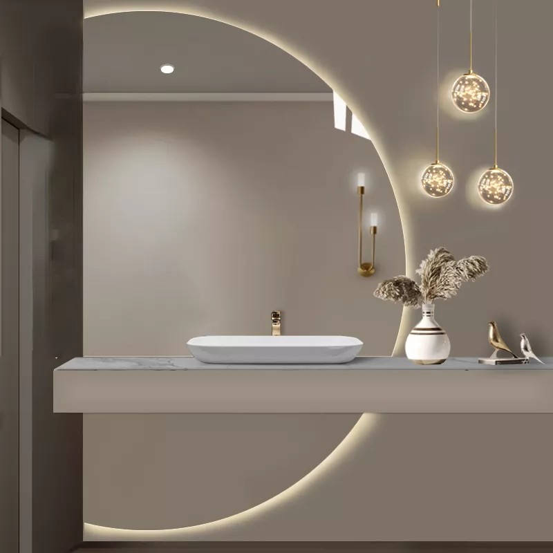 Veliko polkrožno ogledalo z osvetlitvijo