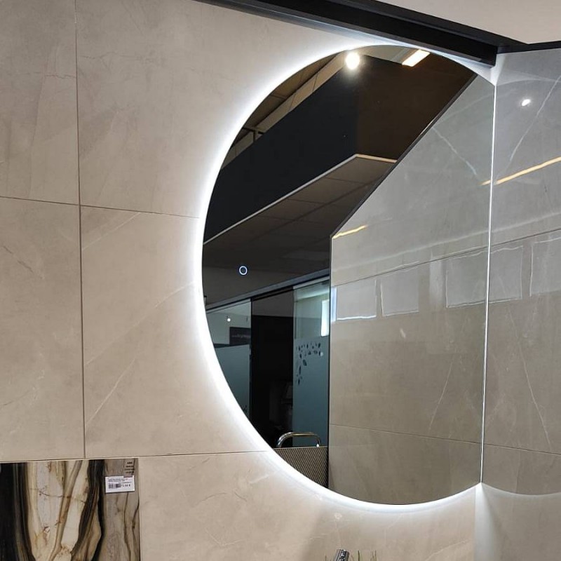 Veliko polkrožno ogledalo z osvetlitvijo