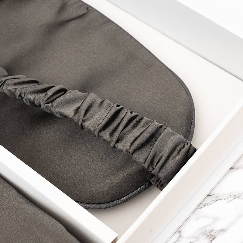 Komplet svilena prevleka za vzglavnik in spalna maska za oči črno siva