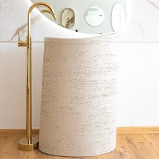 Das freistehende Waschbecken aus Kunststein mit Travertin-Optik