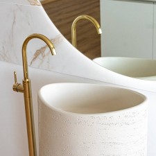 Das freistehende Waschbecken aus Kunststein mit Travertin-Optik
