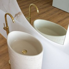 Das freistehende Waschbecken aus Kunststein mit Travertin-Optik